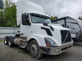  Salvage Volvo Vnl