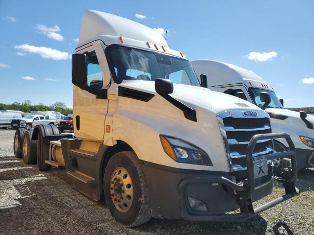 Salvage Freightliner Cascadia 1