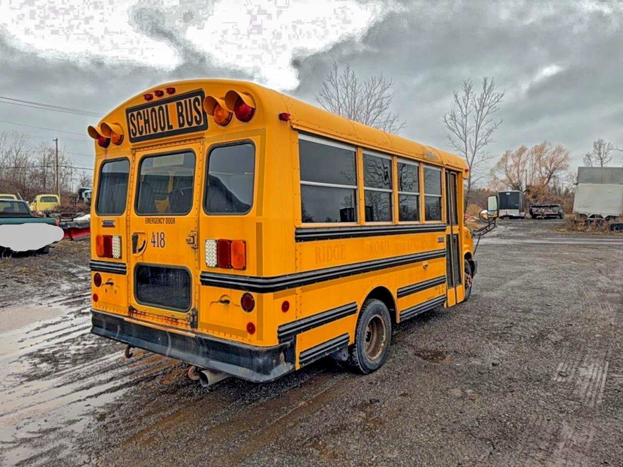 Chevrolet Express Image 2