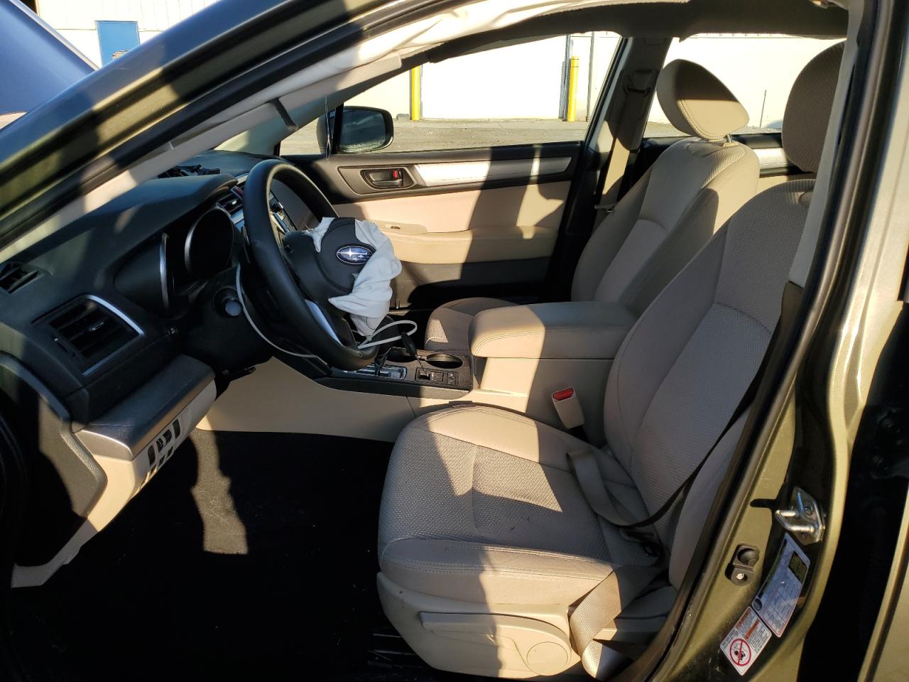 Subaru Outback 2.5i Image 12