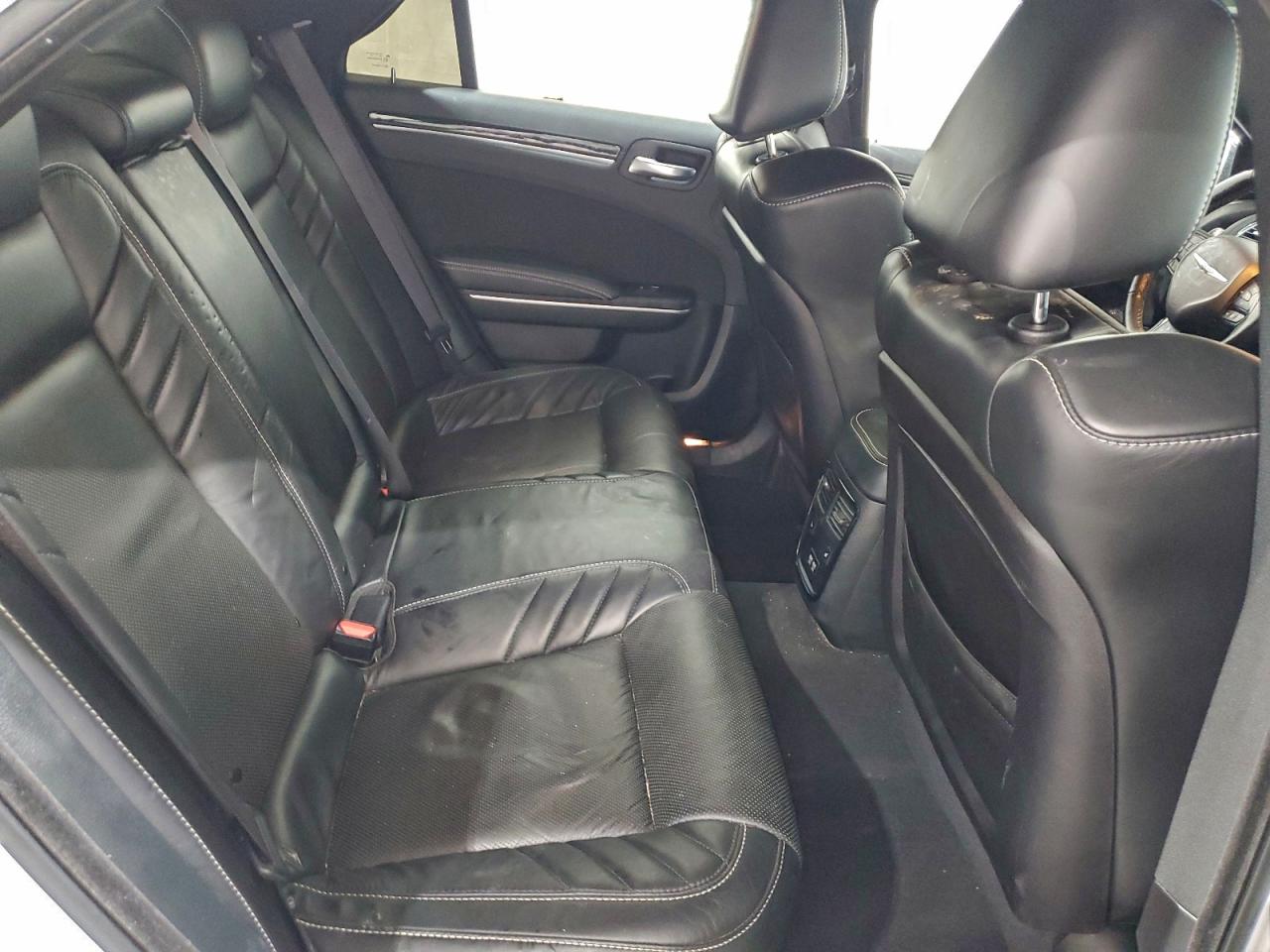 Chrysler 300 Image 11