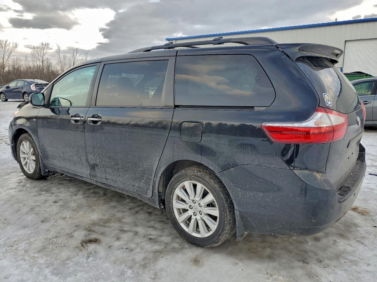 Toyota Sienna Xle Image 2
