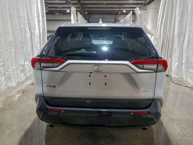 Toyota RAV4 Le Image 10