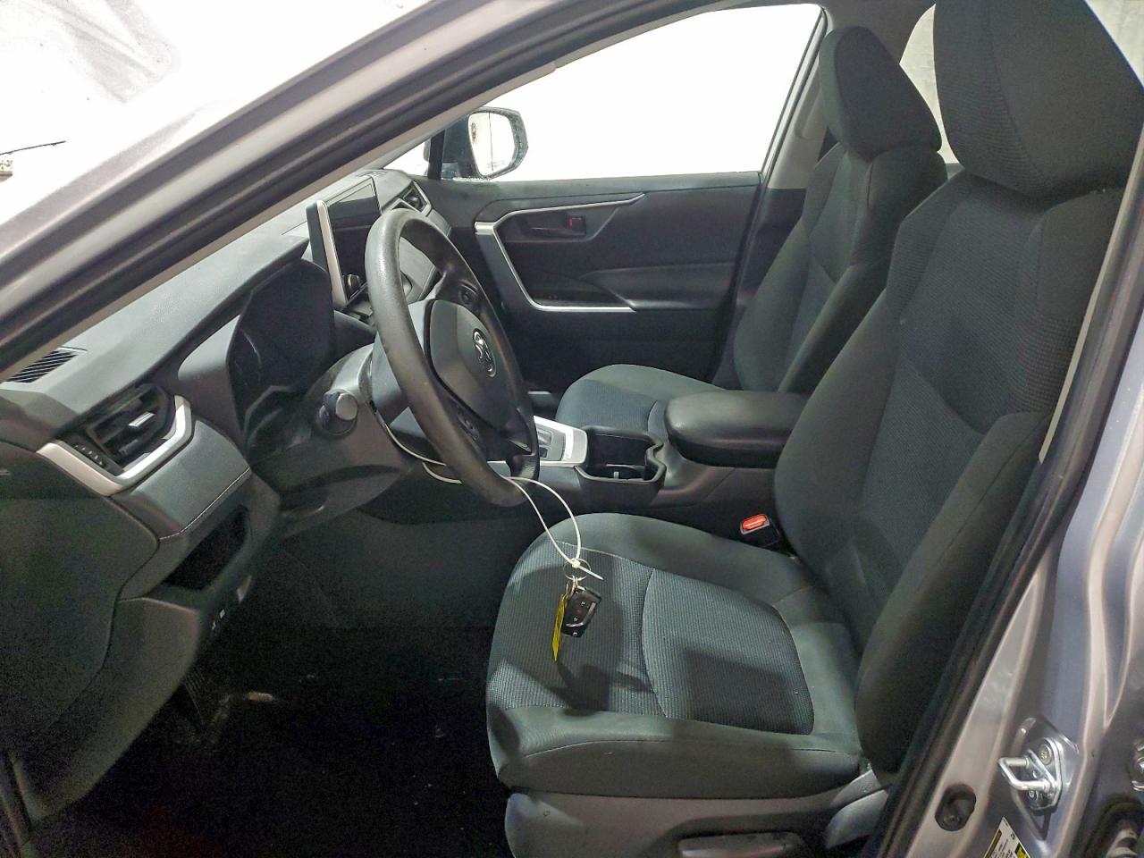 Toyota RAV4 Le Image 12