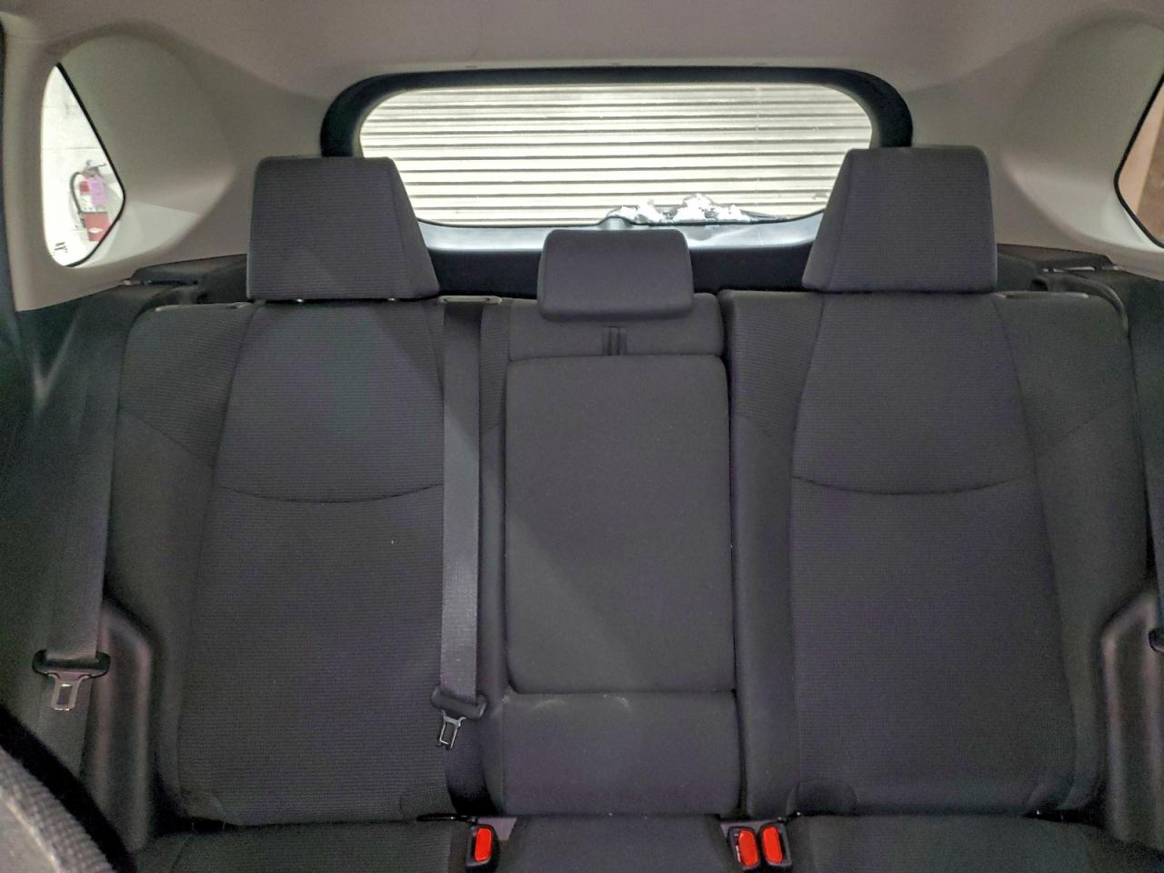 Toyota RAV4 Le Image 7