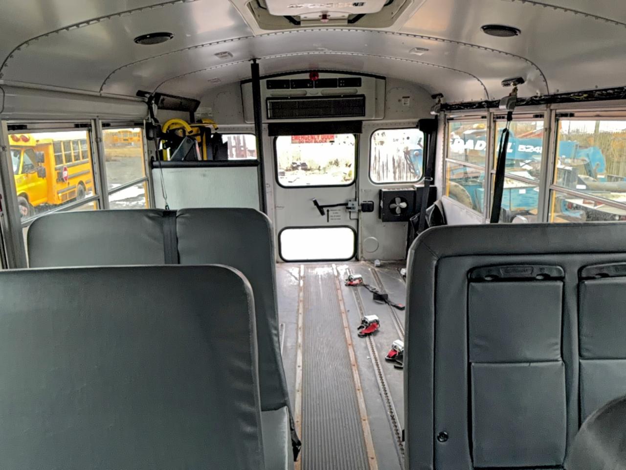 Chevrolet Express Image 5