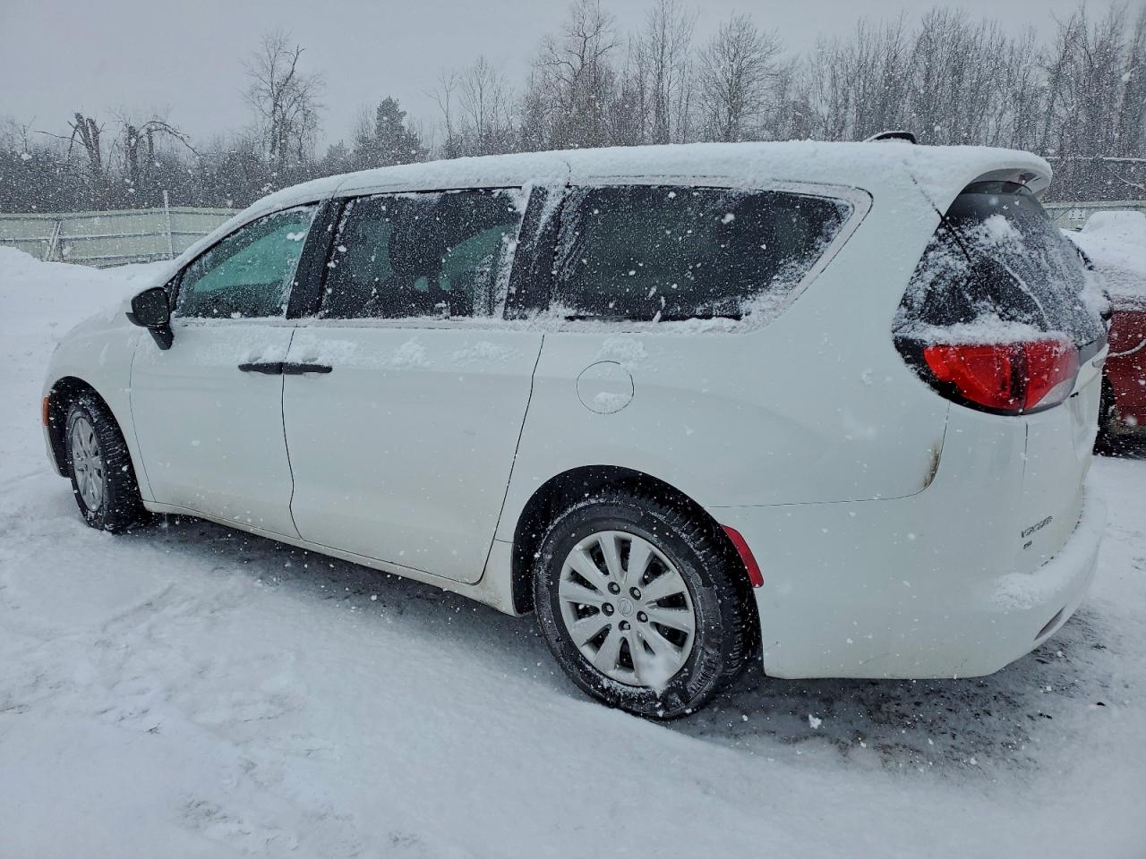 Chrysler Minivan L Image 3