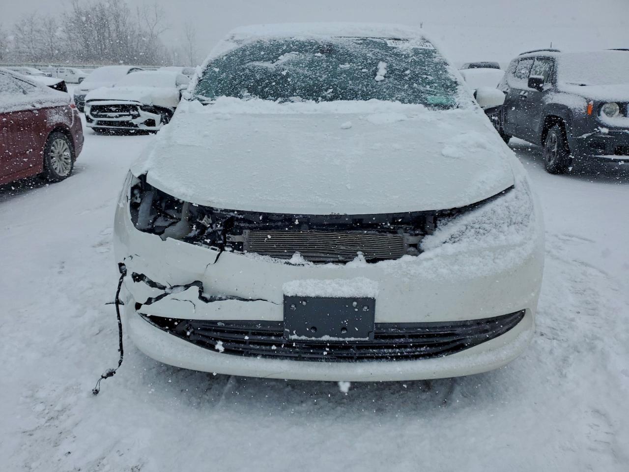 Chrysler Minivan L Image 5