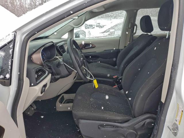 Chrysler Minivan L Image 9