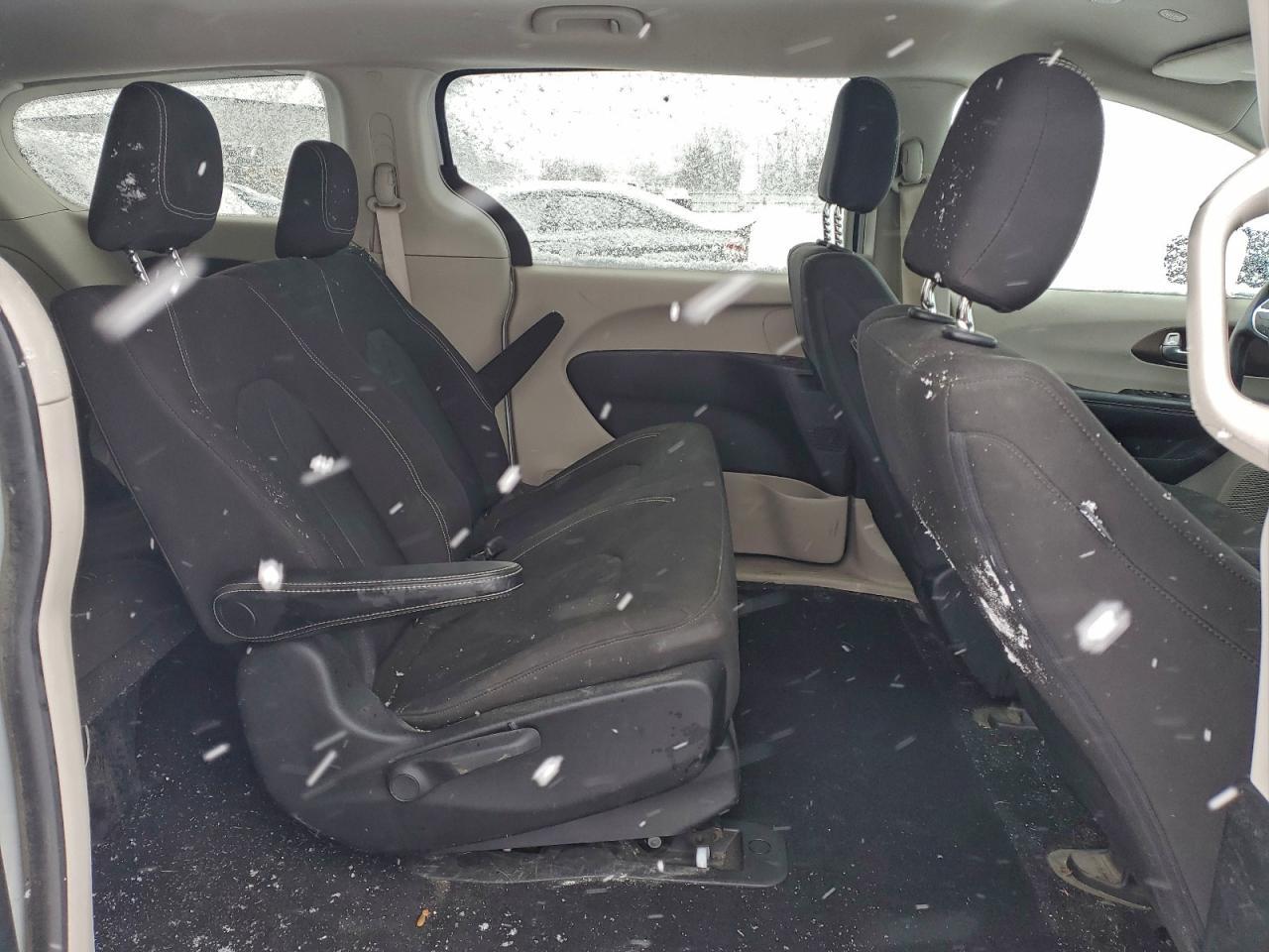 Chrysler Minivan L Image 6