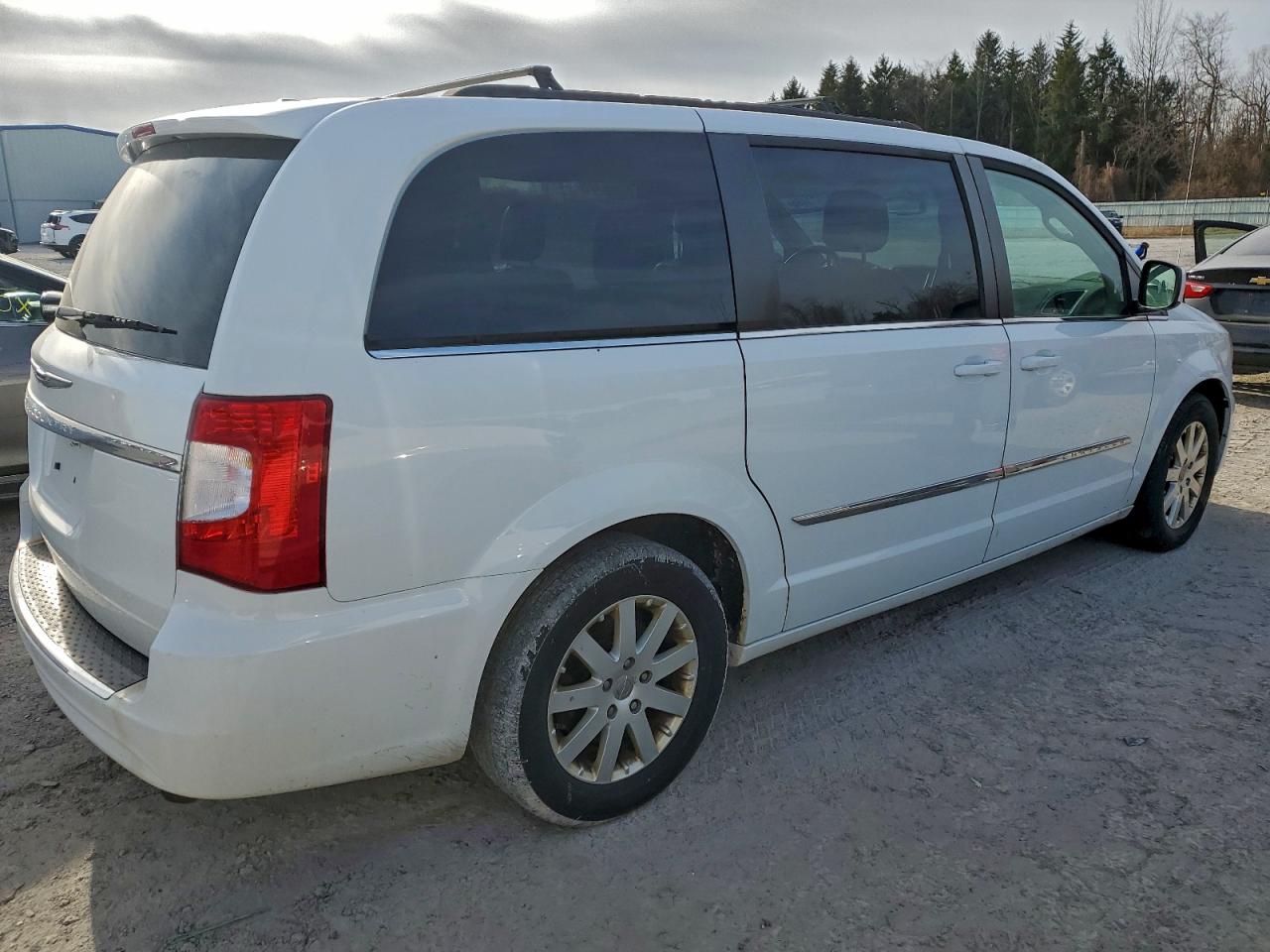 Chrysler Minivan Touring Image 9