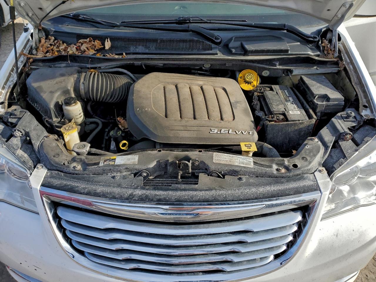 Chrysler Minivan Touring Image 8