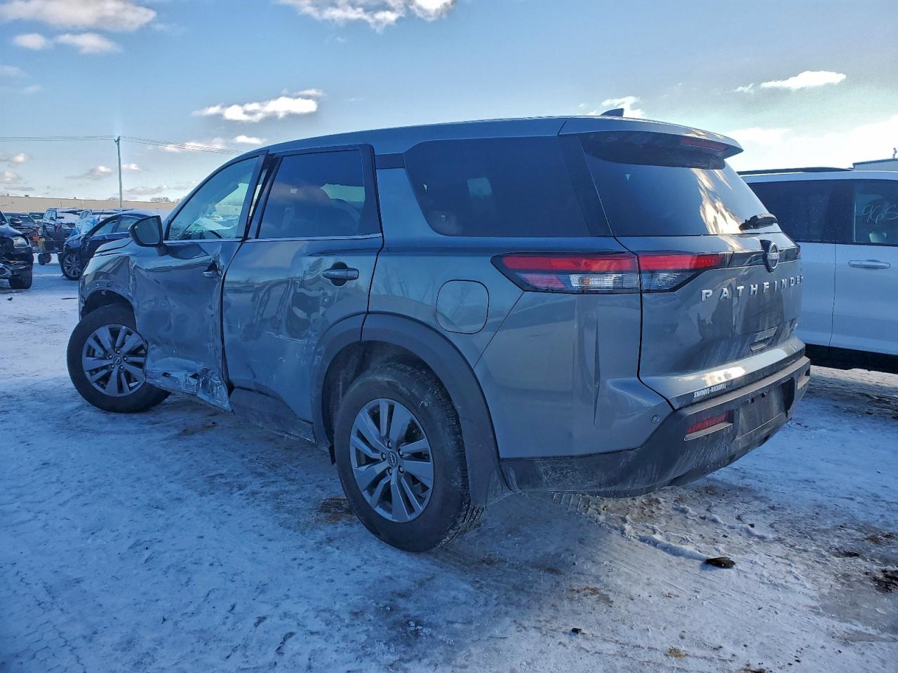 Nissan Pathfinder S Image 3