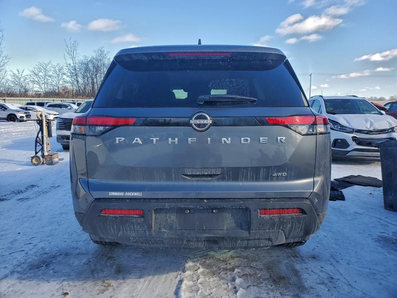 Nissan Pathfinder S Image 10
