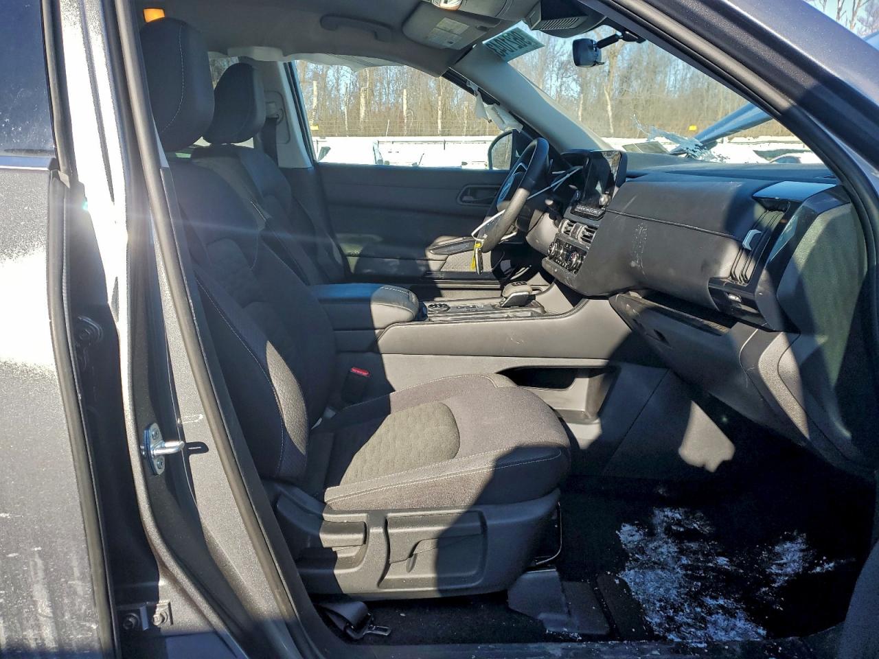 Nissan Pathfinder S Image 5