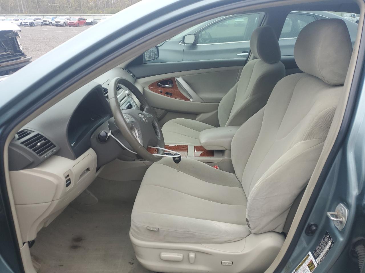 Toyota Camry Base Image 9